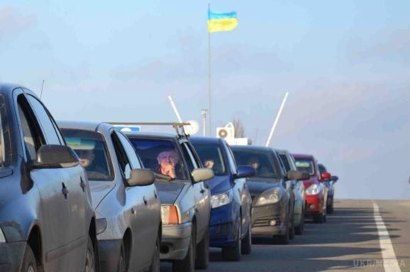 На в'їзді в Крим утворилися затори, прикордонники посилили перевірки. Вже третю добу в контрольно-пропускних пунктах в Крим збираються великі автомобільні черги. 