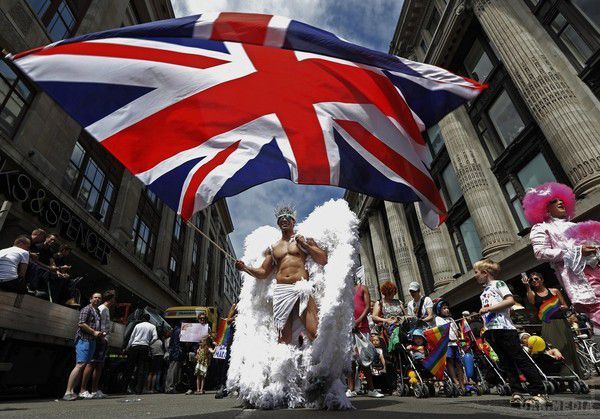 У Лондоні на гей-параді поліцейські вирішили одружитися. Під час проведення лондонського гей-параду, співробітник поліції запропонував своєму напарнику скріпити союз узами шлюбу. Молодий чоловік поліцейського відповів йому взаємністю.