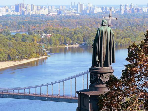  Чи перетвориться Дніпро в пустелю-фахівці. Вода спадає, земля засихає, а синоптики лякають мешканців міста аномальною спекою. 