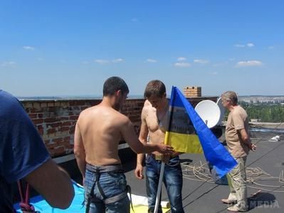 Найвищу точку Краматорська прикрасив український прапор (фото). Однак здійснити задумане було не так просто - не обійшося без поліції.