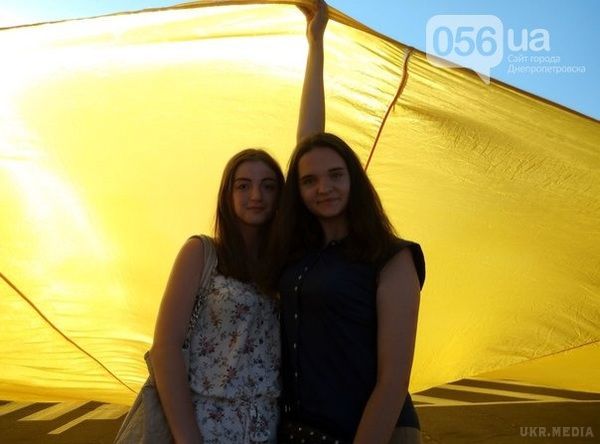 У Дніпрі розгорнули найбільший прапор України (фото). Стяг розгорнули на площі Героїв Майдану.