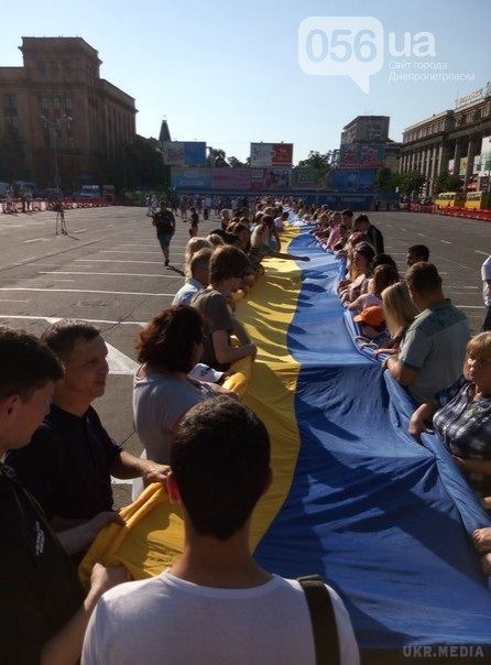 У Дніпрі розгорнули найбільший прапор України (фото). Стяг розгорнули на площі Героїв Майдану.