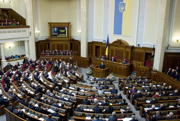 Народних депутатів терміново викликають з "канікул". 28 червня пройде позачергове засідання Верховної Ради.