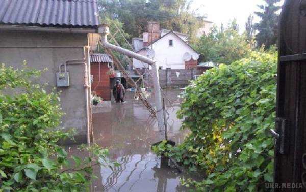 Рівне "потонуло" після сильної зливи (фото). Дощовою водою підтоплено 16 приватних присадибних ділянок і 9 житлових будинків.