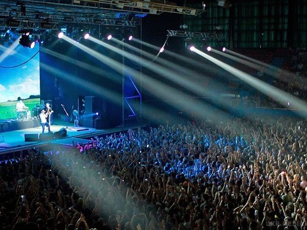 На концерті Вакарчука в Одесі 40 тисяч чоловік співали караоке. Фронтмен групи Святослав Вакарчук виконав старі і нові композиції з альбому "Без меж" і тричі виходив на біс