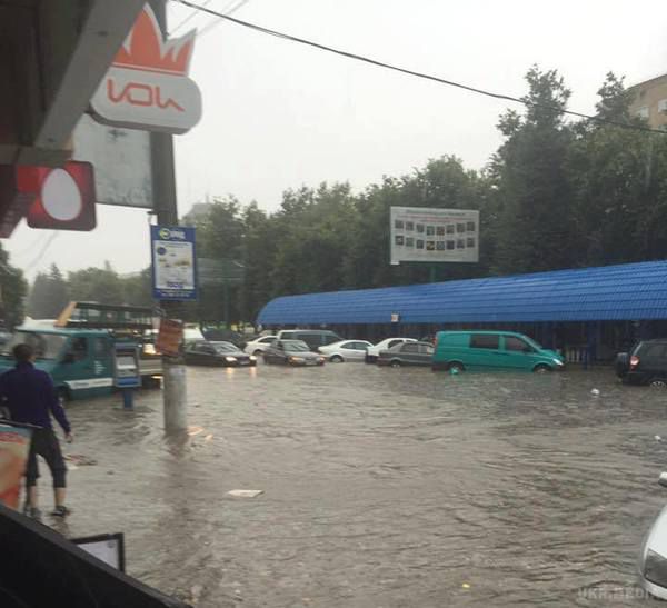 В Україні сильні зливи перетворили вулиці цих міст на ріки, а машини - на човни (ФОТО). Через сильні зливи у Кам'янець-Подільському і Хмельницькому вулицями "плавають" автівки.
