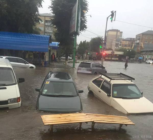 В Україні сильні зливи перетворили вулиці цих міст на ріки, а машини - на човни (ФОТО). Через сильні зливи у Кам'янець-Подільському і Хмельницькому вулицями "плавають" автівки.