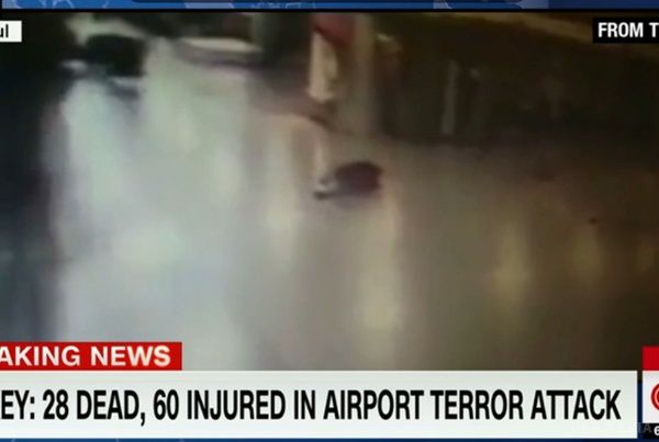 Відео, як смертник підриває себе в аеропорту Стамбула. Відео, на якому добре видно, як один з бойовиків приводить у дію вибуховий пристрій. 