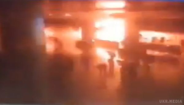 Відео, як смертник підриває себе в аеропорту Стамбула. Відео, на якому добре видно, як один з бойовиків приводить у дію вибуховий пристрій. 