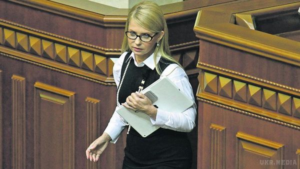 Тимошенко з охороною забрала онуку. Колишній прем'єр-міністр України і лідер ВО «Батьківщина» Юлія Тимошенко забрала доньку Євгенію з новонародженою дитиною з пологового будинку.