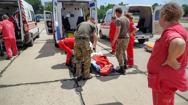 В Одесу привезли 15 поранених бійців АТО (фото). П'ятеро з них перебувають у важкому стані.