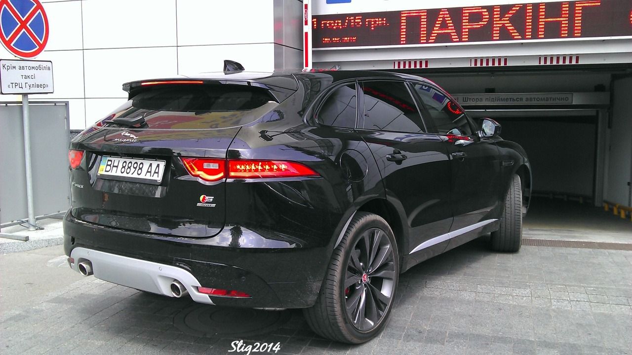 ФОТОФАКТ. У Києві помічений найпотужніший кросовер Jaguar F-Pace S. На автомобілі стоять одеські номера.