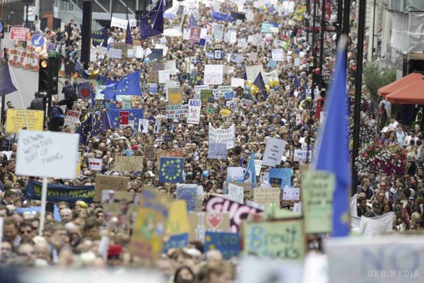 Тисячі людей йдуть маршем через Лондон  на "Марші за Європу".  Британців на знак протесту проти рішення вийти зі складу Євросоюзу, 