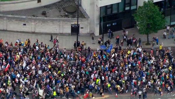 Тисячі людей йдуть маршем через Лондон  на "Марші за Європу".  Британців на знак протесту проти рішення вийти зі складу Євросоюзу, 