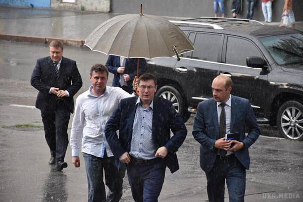 У соцмережі опублікували фото з  Юрієм Луценком, якому його підлеглі тримають парасолю над головою.(ФОТО). .Журналіст показав, як зазнався Луценко на посту генпрокурора.