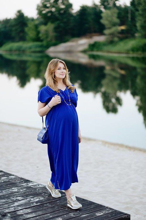 Вагітна Олена Кравець знялася в чуттєвій фотосесії (фото). Зірка Студії «Квартал 95» Олена Кравець зараз знаходиться на останньому місяці вагітності. 