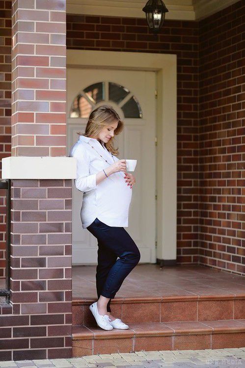 Вагітна Олена Кравець знялася в чуттєвій фотосесії (фото). Зірка Студії «Квартал 95» Олена Кравець зараз знаходиться на останньому місяці вагітності. 