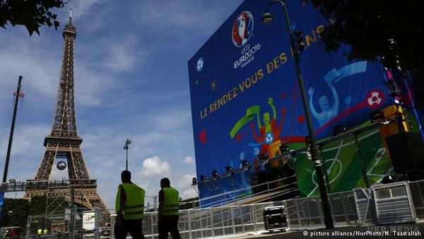 Євро2016 - У Парижі під час матчу  у фан-зоні біля Ейфелевої вежі сталася масова паніка та тиснява, є поранені (ВІДЕО). Люди у паніці почали тікати, думаючи, що це чергова атака терористичної організації ІДІЛ.