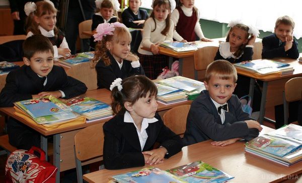 Українським школярам пояснили, навіщо їм вчитися 12 років. 12-річна школа — це і тривалість навчання, яке дає дитині можливість без втрати здоров'я, в спокійному ритмі освоїти набір навичок і знань, необхідних у сучасному житті. 