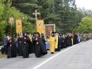 Попи Московського патріархату, які підтримали бойовиків на Донбасі, почали хресний похід на Київ. Агітатори в рясах, які підтримують російську агресію в Криму і на сході України лицемірно збираються "об'єднувати" країну.