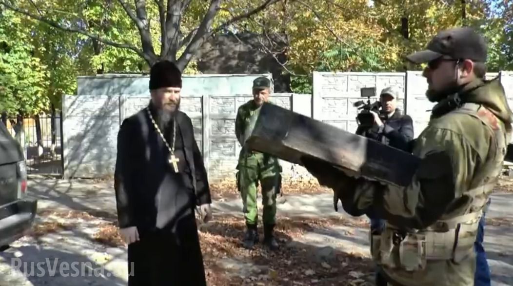 Попи Московського патріархату, які підтримали бойовиків на Донбасі, почали хресний похід на Київ. Агітатори в рясах, які підтримують російську агресію в Криму і на сході України лицемірно збираються "об'єднувати" країну.