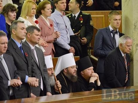 Попи Московського патріархату, які підтримали бойовиків на Донбасі, почали хресний похід на Київ. Агітатори в рясах, які підтримують російську агресію в Криму і на сході України лицемірно збираються "об'єднувати" країну.