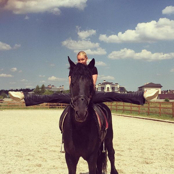 Танцівниця Анастасія Волочкова поповнила колекцію фото  в улюбленій позі на коні (ФОТО). Анастасія похвалилася розтяжкою верхи на коні.