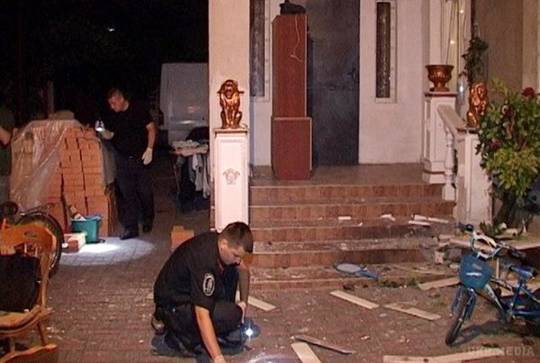 У Києві у двір приватного будинку кинули гранати (відео). Вночі в Бортничах стався вибух. 