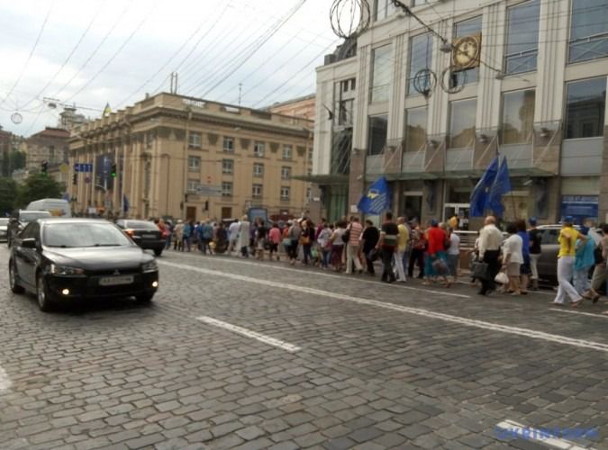 Сьогодні у центрі Києва Всеукраїнський марш протесту проти підвищення комунальних тарифів. Наразі люди перебувають біля Шевченківського парку, а планують прийти з акцією під Кабінет міністрів.