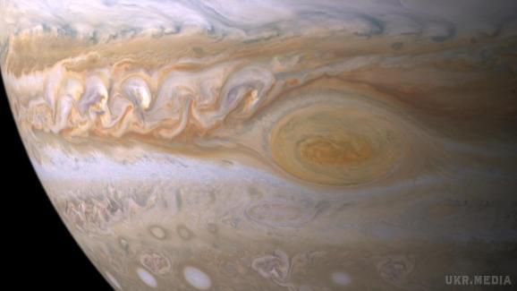  Що вчені шукають на найбільшій планеті Сонячної системи (фото). Апарат НАСА "Юнона" успішно закріпився на орбіті Юпітера після п'яти років польоту. Тепер у вчених є двадцять місяців на вивчення загадок газового гіганта.