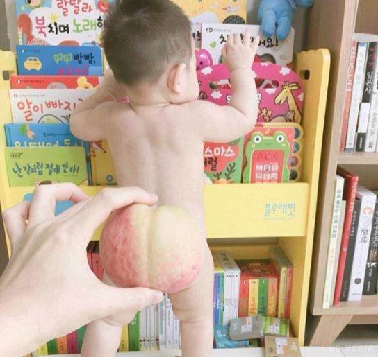 Як у Кардашьян: немовлята з персиком замість попи заполонили інтернет (фото). Знімки стали вірусними і зібрали вже більше 1000 лайків.