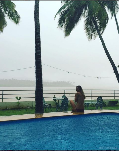 Віра Брежнєва позувала топлес під дощем (фото). Співачка Віра Брежнєва відпочиває у Індії.