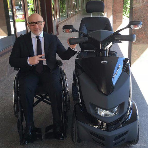 Харківський мер Геннадій Кернес вирішив змінити  інвалідний візок на своєрідний мотоцикл (ФОТО).  Тим часом, максимальна швидкість мотоцикла складає 13 кілометрів на годину.
