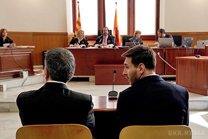 Футболіст «Барселони» Ліонель Мессі разом з батьком засудили до 21 місяця в'язниці.  За ухилення від сплати податків. 