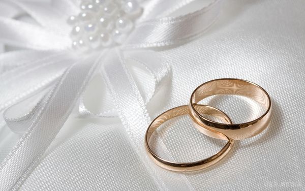 Українці зможуть одружитися всього за годину. В Україні з'являться екстрені пункти одруження, в яких можна буде укласти шлюб протягом однієї години.