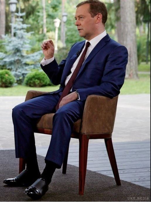 Медведєв шокував росіян своїми туфлями (фото). Росіяни активно обговорюють туфлі прем'єр-міністра РФ .