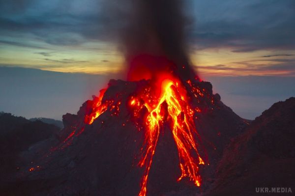 На Камчатці вибухнув найбільший вулкан Євразії (фото). Вибух на найбільшому континенті вулкан Ключевська Сопка стався вранці 7 липня. В результаті піднявся семикілометровий стовп попелу.