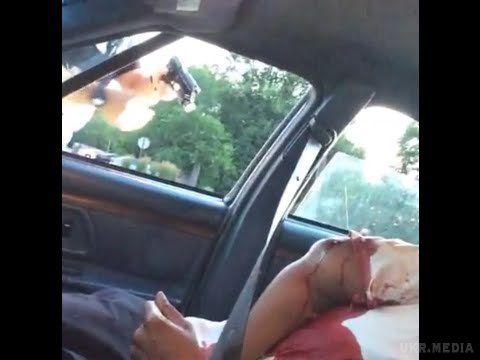 Шокуючі кадри: Американка  у прямому ефірі показала, як поліцейський вбив її хлопця (відео 18+). У США в американському Міннеаполісі дівчина записала на відео, як помирає її хлопець, у якого стріляв поліцейський