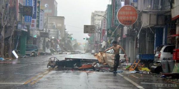 Тайфун "Непартак" обрушився на Тайвань, є загиблі. В результаті потужного тайфуну "Непартак" в Тайвані загинула щонайменше одна людина і постраждало ще 66.