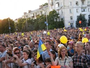 Українська символіка може врятувати вас від війни (фото, відео). У адмінів "ЛНРовского" пабліка Інформаційний Центр Перевальськ-Алчевськ |ЛНР|LPR| злегка пригоріло від видів святкування річниці визволення від бойовиків Слов'янська та Краматорська. Нагадаю, 5 липня в цих містах пройшли масові вуличні заходи, присвячені дворіччя вигнання з цих міст угруповання російських диверсантів Ігоря Стрєлкова. У Краматорську пройшов концерт Джамали, а на вулиці вийшли тисячі людей з українськими прапорами та іншою символікою.