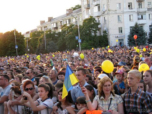 Українська символіка може врятувати вас від війни (фото, відео). У адмінів "ЛНРовского" пабліка Інформаційний Центр Перевальськ-Алчевськ |ЛНР|LPR| злегка пригоріло від видів святкування річниці визволення від бойовиків Слов'янська та Краматорська. Нагадаю, 5 липня в цих містах пройшли масові вуличні заходи, присвячені дворіччя вигнання з цих міст угруповання російських диверсантів Ігоря Стрєлкова. У Краматорську пройшов концерт Джамали, а на вулиці вийшли тисячі людей з українськими прапорами та іншою символікою.