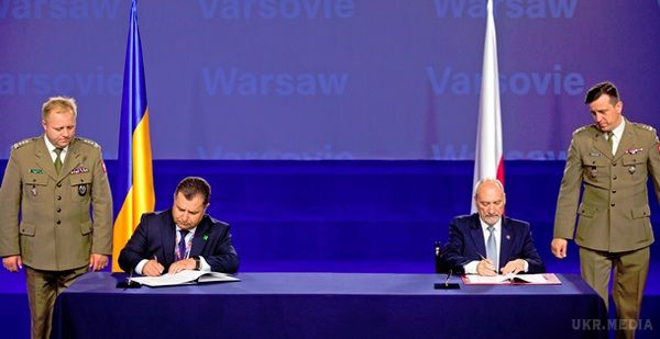 Польща і Україна домовилися про постачання зброї. Міністри оборони підписали протокол з питань поставок зброї, військової техніки та послуг військово-технічного співробітництва.