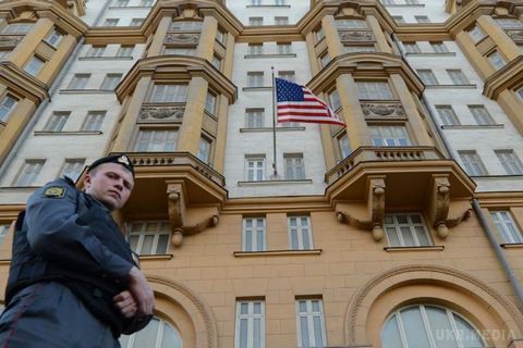 США і Росія "обмінялись" висиланням дипломатів. США вислали 17 червня двох російських дипломатів у відповідь на напад на американського дипломата біля американського диппредставництва в Москві  Росія відреагувала висланням двох співробітників посольства США.
