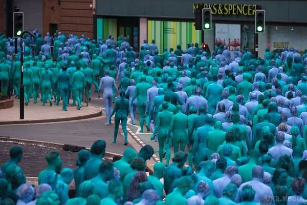 Тисячі голих синіх чоловічків окупували вулиці британського міста (+18) (фото). Акцію організував американський фотограф.