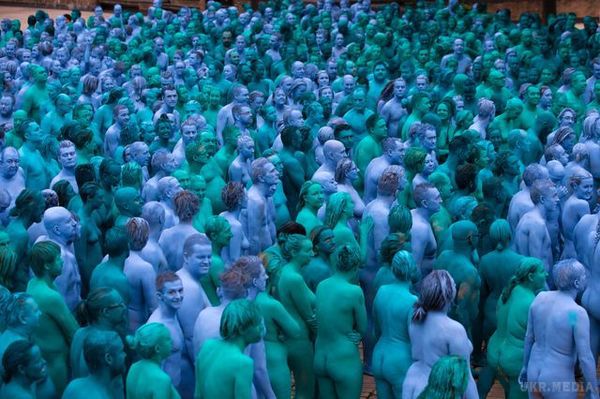 Тисячі голих синіх чоловічків окупували вулиці британського міста (+18) (фото). Акцію організував американський фотограф.