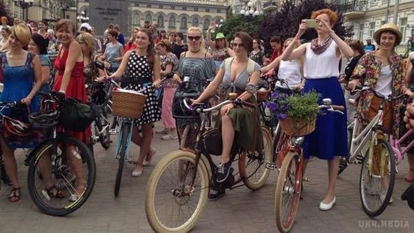 В столиці жіночки на підборах і в сукнях провели велопарад (фото). В різних містах України все частіше відбуваються жіночі велопаради,