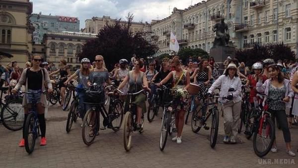 В столиці жіночки на підборах і в сукнях провели велопарад (фото). В різних містах України все частіше відбуваються жіночі велопаради,
