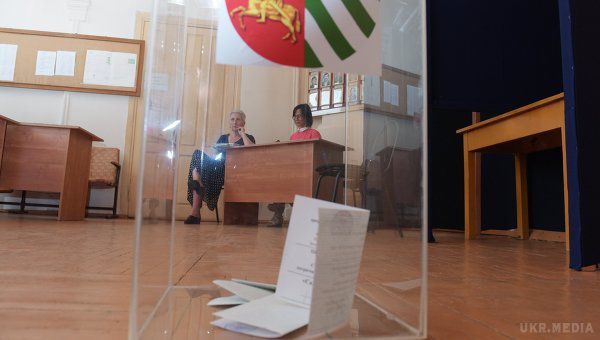 Референдум про вибори президента Абхазії визнано такими, що не відбулися - ЦВК. За словами глави ЦВК Абхазії Бата Табагуа, загальна кількість громадян, включених у списки для голосування - 132.877, кількість громадян, які взяли участь у голосуванні - 1.628, що становить 1,23% від включених у списки.