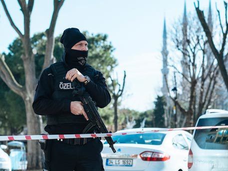 Підліток застрелив трьох поліцейських на південному сході Туреччини. Підліток застрелив трьох поліцейських і поранив ще трьох у місті Шанлиурфа на південному сході Туреччини.
