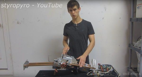 23-річний студент із США розробив 200-ватну лазерну базуку (Відео). Техноблогер Дрейк Ентоні зібрав світлову "базуку" з зламаних деталей DLP-проекторів, літій-іонних акумуляторів і інших деталей зі сміття